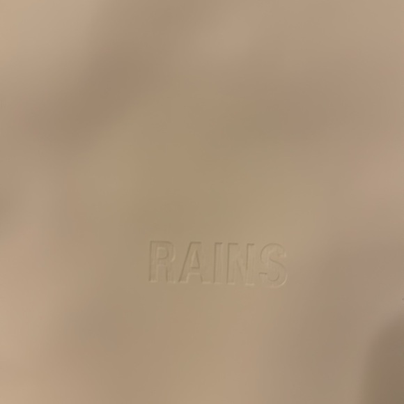 Rains tote bag in the color sand. - Picture 3 of 5